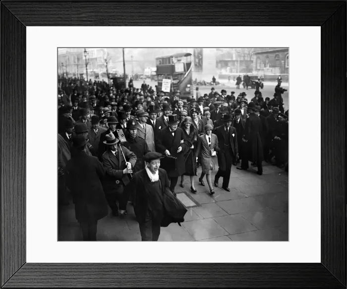 Framed Print : Chancellor of the Exchequer Winston Churchill accompanied by his wife Clementine Framed Print : Chancellor of the Exchequer Winston Churchill accompanied by his wife Clementine