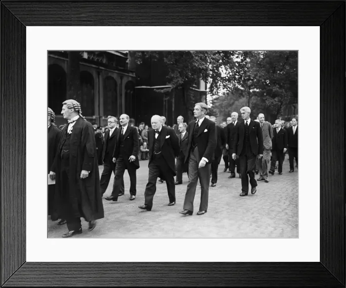 Framed Print : VJ Day Celebrations in London at the end of the Second World War Framed Print : VJ Day Celebrations in London at the end of the Second World War