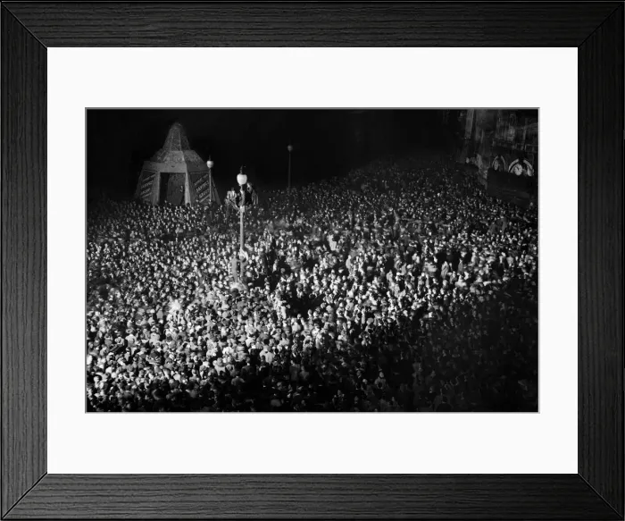 Framed Print : VE Day celebrations in London at the end of the Second World War Framed Print : VE Day celebrations in London at the end of the Second World War