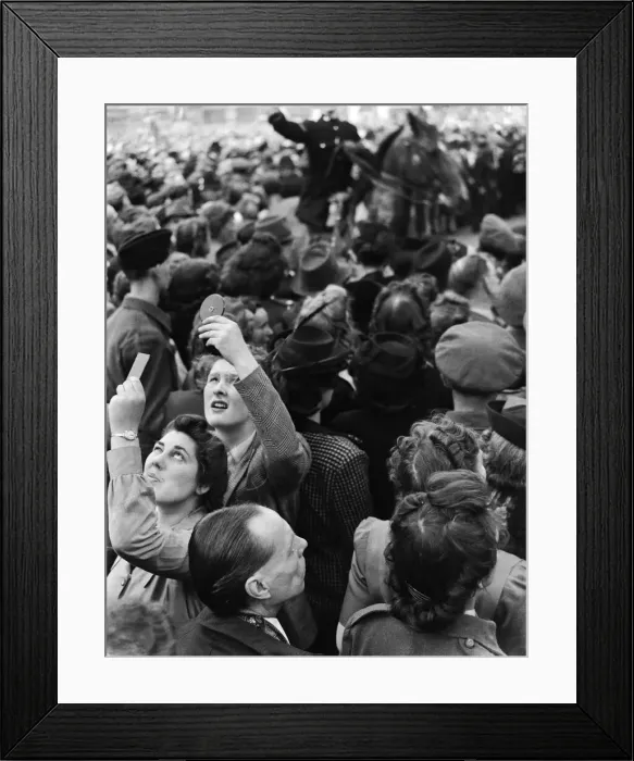 Framed Print : VE Day celebrations in London at the end of the Second World War Framed Print : VE Day celebrations in London at the end of the Second World War