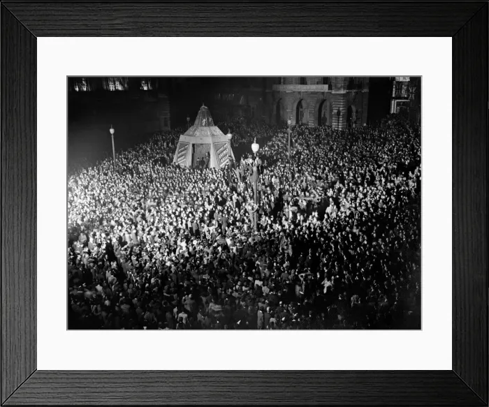 Framed Print : VE Day celebrations in London at the end of the Second World War Framed Print : VE Day celebrations in London at the end of the Second World War