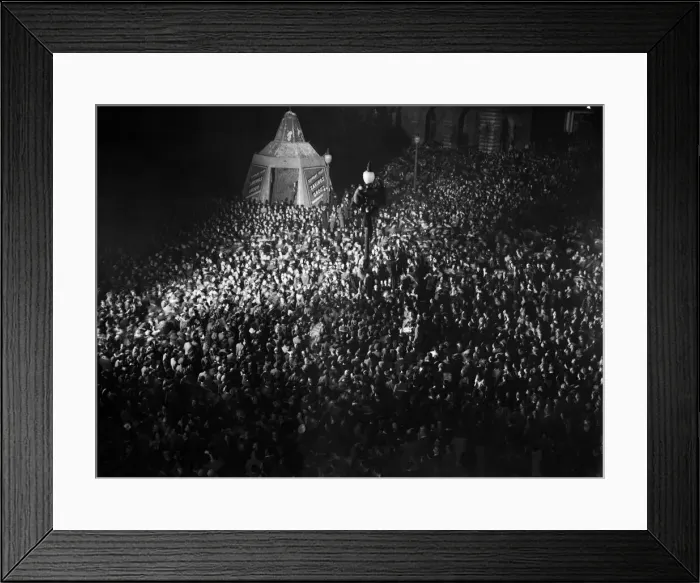 Framed Print : VE Day celebrations in London at the end of the Second World War Framed Print : VE Day celebrations in London at the end of the Second World War