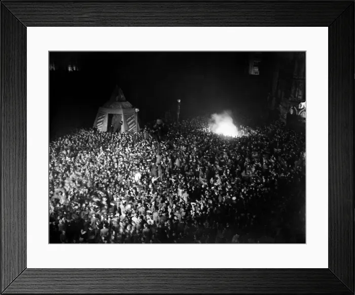 Framed Print : VE Day celebrations in London at the end of the Second World War Framed Print : VE Day celebrations in London at the end of the Second World War
