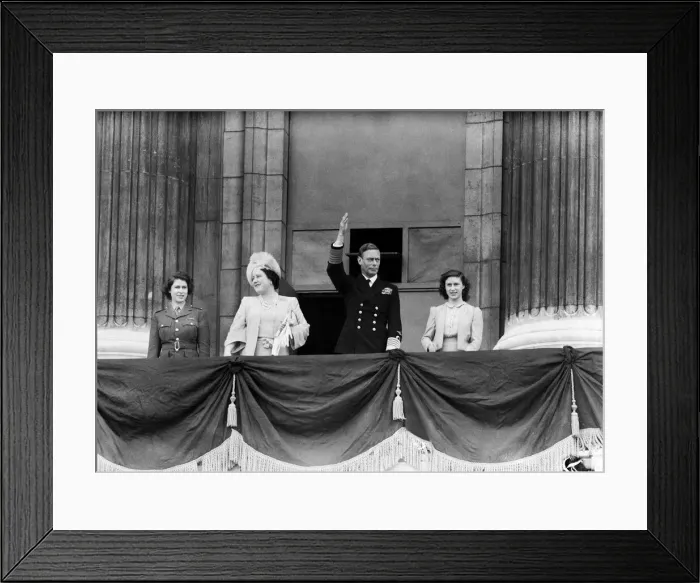 Framed Print : VE Day celebrations in London at the end of the Second World War Framed Print : VE Day celebrations in London at the end of the Second World War