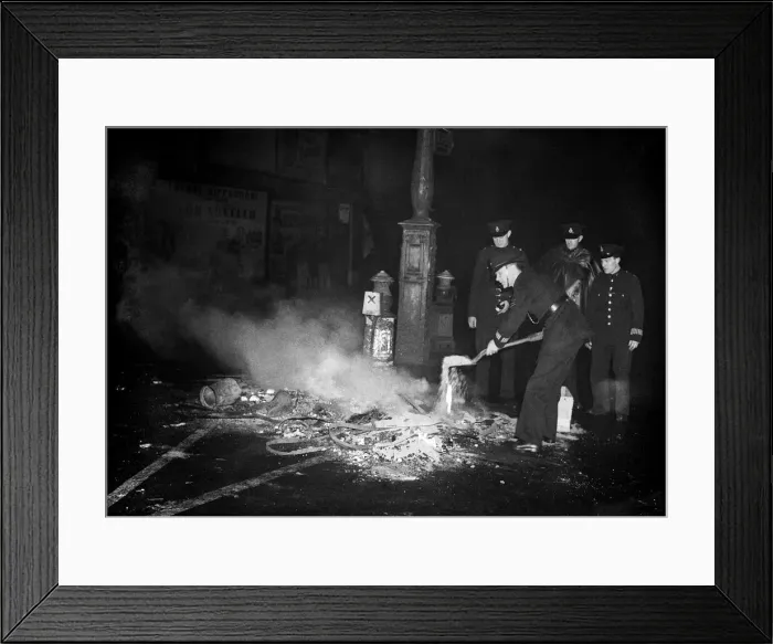 Framed Print : VE Day celebrations in London at the end of the Second World War Framed Print : VE Day celebrations in London at the end of the Second World War