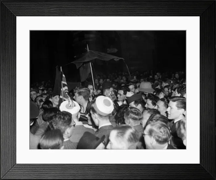 Framed Print : VE Day celebrations in London at the end of the Second World War Framed Print : VE Day celebrations in London at the end of the Second World War