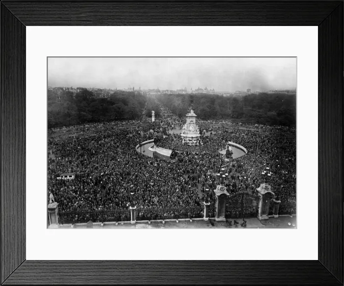 Framed Print : VE Day celebrations in London at the end of the Second World War Framed Print : VE Day celebrations in London at the end of the Second World War