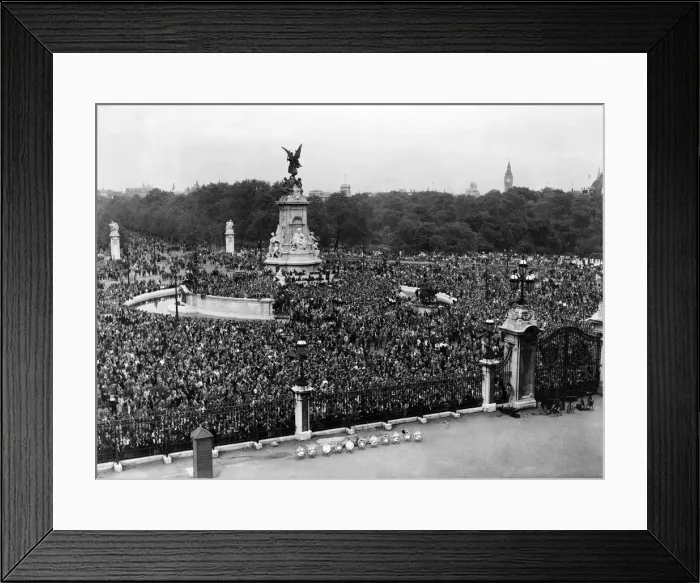 Framed Print : VE Day celebrations in London at the end of the Second World War Framed Print : VE Day celebrations in London at the end of the Second World War