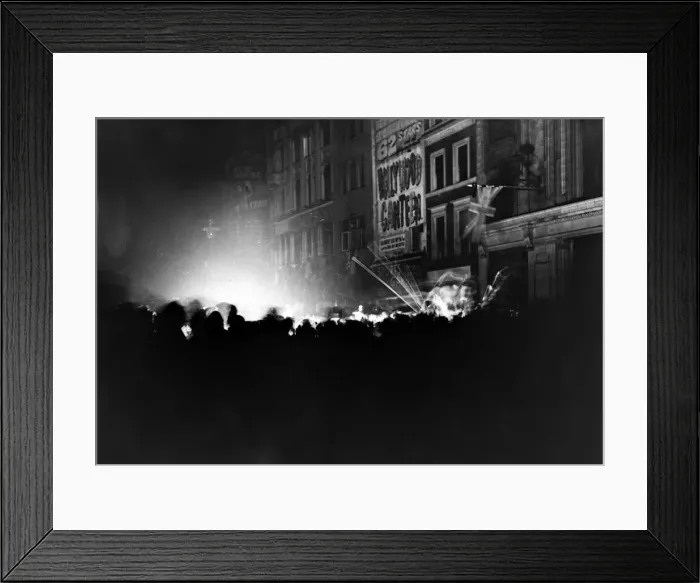 Framed Print : VE Day celebrations in London at the end of the Second World War Framed Print : VE Day celebrations in London at the end of the Second World War
