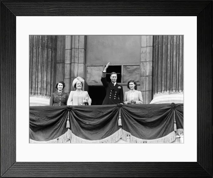 Framed Print : VE Day celebrations in London at the end of the Second World War Framed Print : VE Day celebrations in London at the end of the Second World War