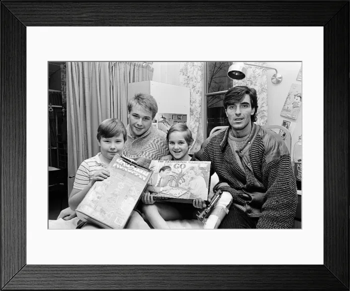 Framed Print : Middlesbrough footballers, including Bernie Slaven, hand out presents donated by Framed Print : Middlesbrough footballers, including Bernie Slaven, hand out presents donated by