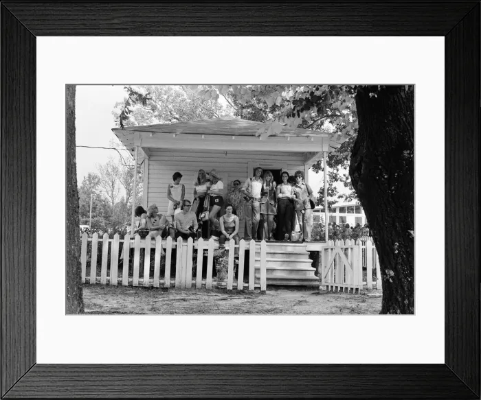Framed Print : Daily Mirror Competition Winners visit the birthplace of Elvis Presley in Tupelo