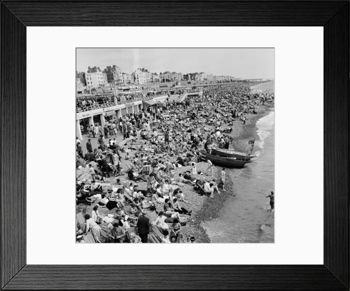 Framed Print : Holidaymakers enjoy the August Bank Holiday in Brighton, East Sussex. 5th August 1962