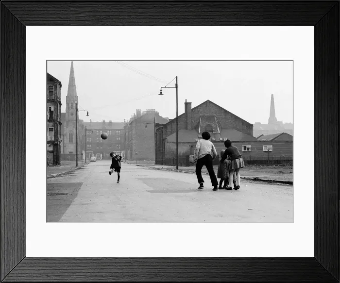 Framed Print : Glasgow, Scotland, 6th March 1971. Face of Britain 1971 Feature Framed Print : Glasgow, Scotland, 6th March 1971. Face of Britain 1971 Feature