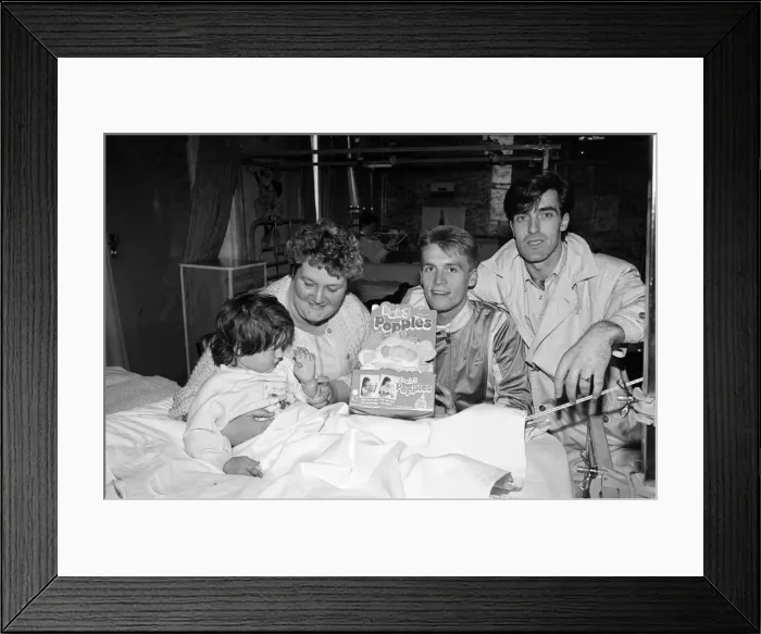 Framed Print : Middlesbrough footballers, including Bernie Slaven (right)