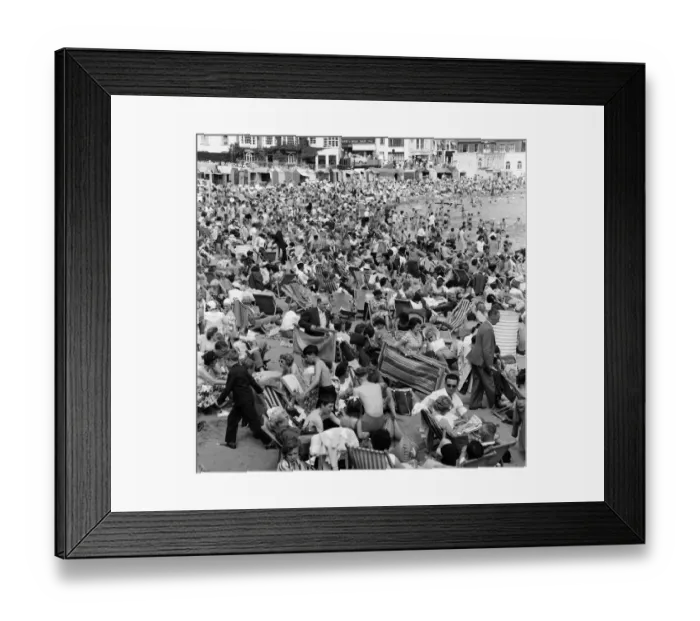 Framed Print : Bank holiday scenes in Broadstairs, Kent. 5th August 1962 Framed Print : Bank holiday scenes in Broadstairs, Kent. 5th August 1962