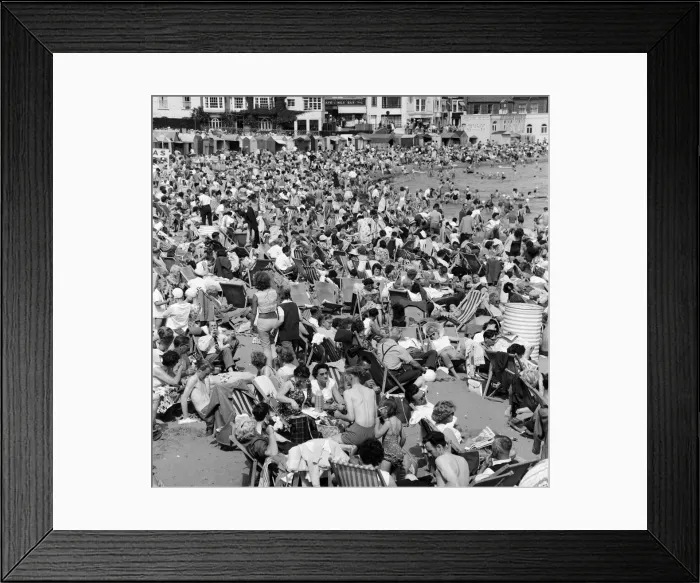 Framed Print : Bank holiday scenes in Broadstairs, Kent. 5th August 1962 Framed Print : Bank holiday scenes in Broadstairs, Kent. 5th August 1962