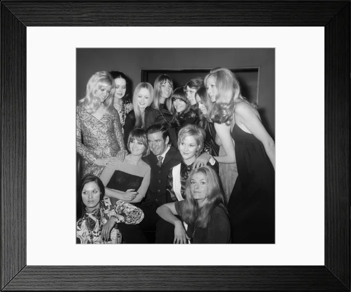 Framed Print : Rod Taylor with some of the girls who will appear in his new film Framed Print : Rod Taylor with some of the girls who will appear in his new film