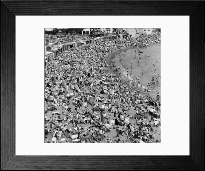 Framed Print : Bank holiday scenes in Broadstairs, Kent. 5th August 1962 Framed Print : Bank holiday scenes in Broadstairs, Kent. 5th August 1962