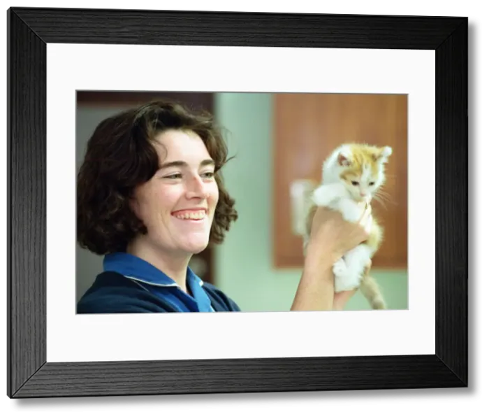 Framed Print : Scenes at the PDSA veterinary surgery in Aston. 23rd July 1992 Framed Print : Scenes at the PDSA veterinary surgery in Aston. 23rd July 1992