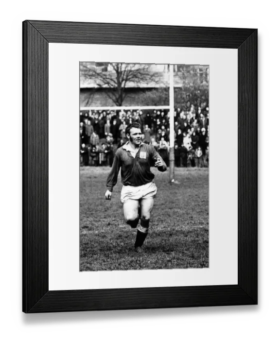 Framed Print : Roy Thomas of Llanelli Rugby Football Club, during a game at Stradey Park