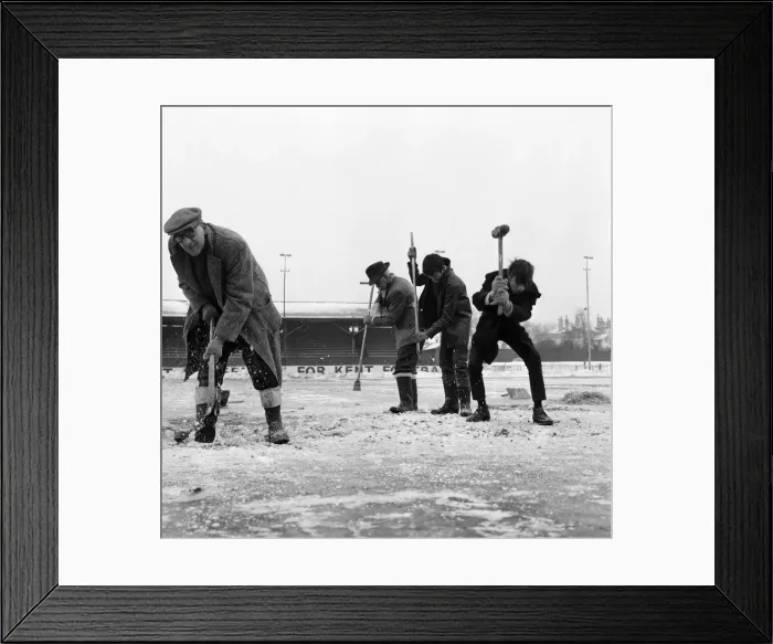 Framed Print : Gravesend and Northfleet training session in the snow ahead of their FA Cup fourth