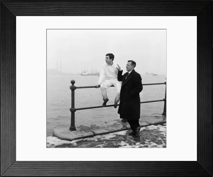 Framed Print : Gravesend and Northfleet training session in the snow ahead of their FA Cup fourth Framed Print : Gravesend and Northfleet training session in the snow ahead of their FA Cup fourth