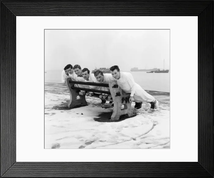 Framed Print : Gravesend and Northfleet training session in the snow ahead of their FA Cup fourth