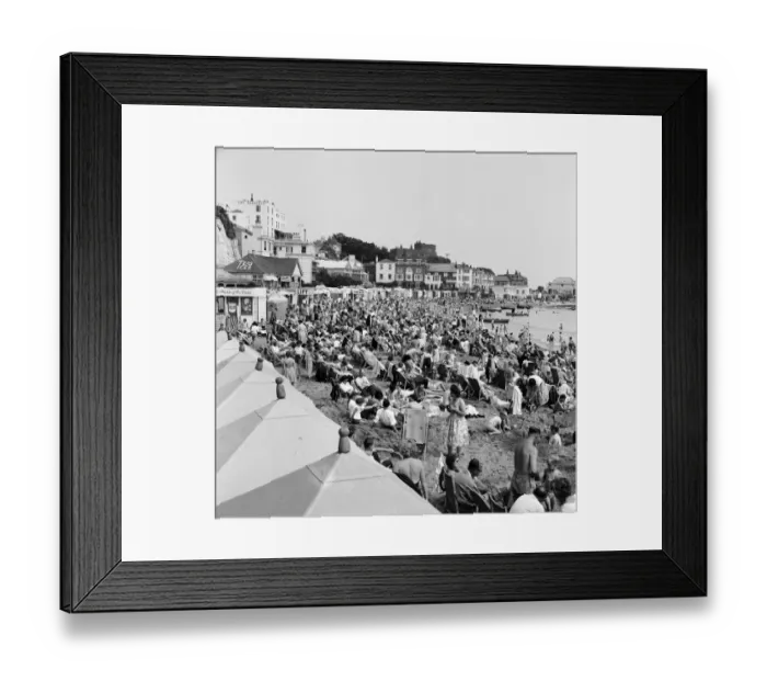 Framed Print : Holiday scenes in Broadstairs, Kent. 1st August 1959