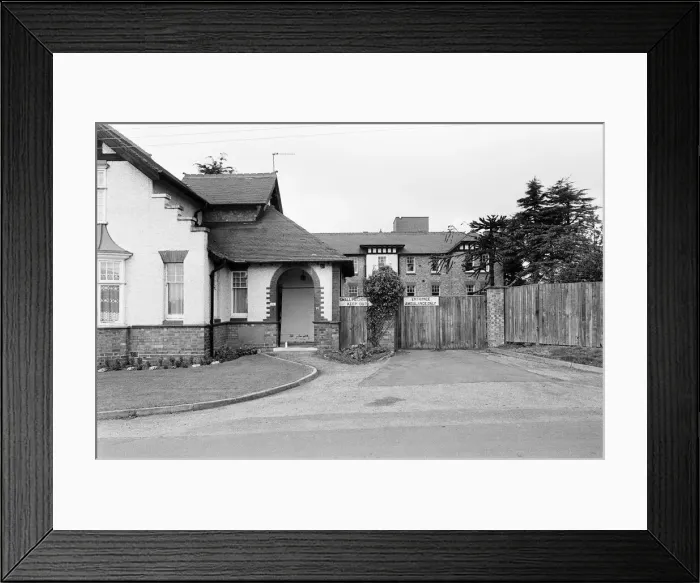 Framed Print : Smallpox Outbreak Birmingham 1978. Janet Parker a British medical photographer became