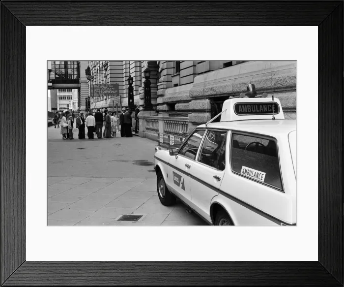 Framed Print : Smallpox Outbreak Birmingham 1978. Janet Parker a British medical photographer became