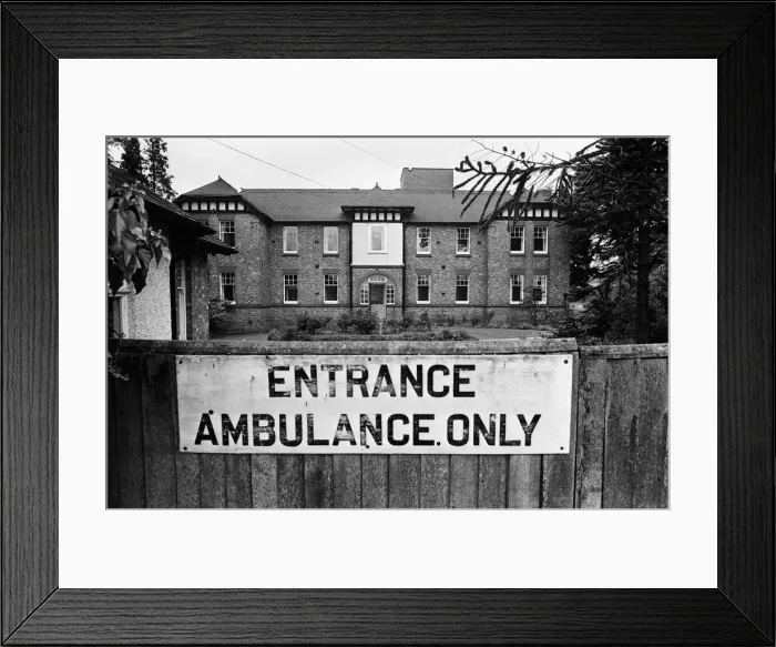 Framed Print : Smallpox Outbreak Birmingham 1978. Janet Parker a British medical photographer became
