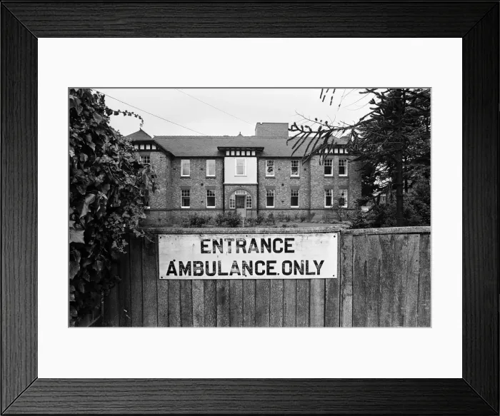 Framed Print : Smallpox Outbreak Birmingham 1978. Janet Parker a British medical photographer became