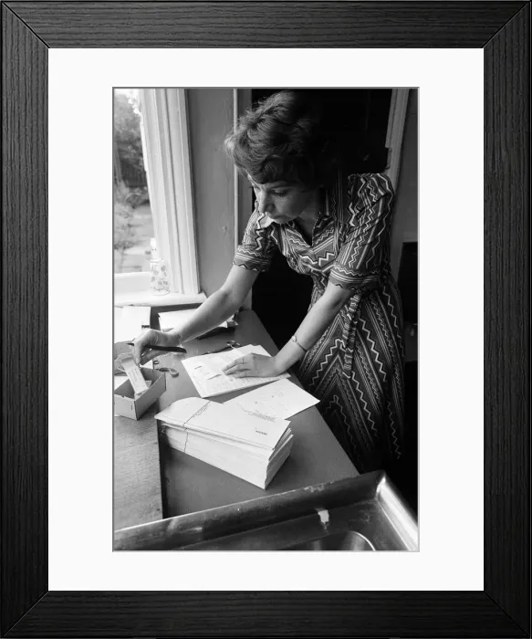 Framed Print : Smallpox Outbreak Birmingham 1978. Janet Parker a British medical photographer became