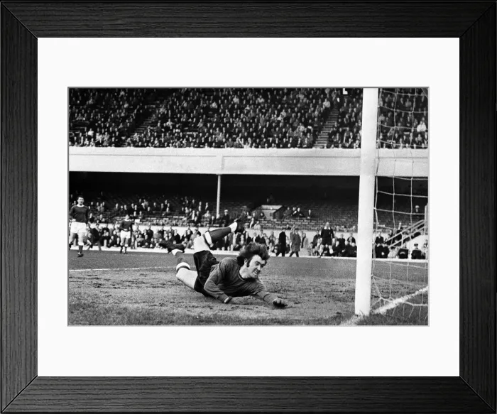 Framed Print : Andy Rankin, Everton goalkeeper. Arsenal v Everton, League Division One Framed Print : Andy Rankin, Everton goalkeeper. Arsenal v Everton, League Division One