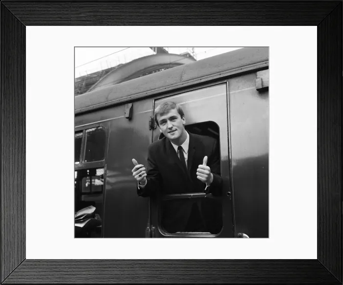 Framed Print : Andy Rankin, the Everton goalkeeper, gives the thumbs-up sign as he leaves Lime Street Framed Print : Andy Rankin, the Everton goalkeeper, gives the thumbs-up sign as he leaves Lime Street