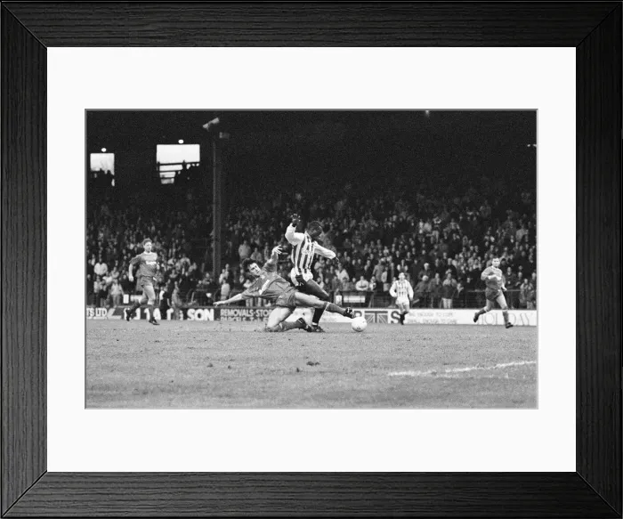 Framed Print : Huddersfield 2-1 Bury, Division 3 League match at Leeds Road, Saturday 22nd December 1990 Framed Print : Huddersfield 2-1 Bury, Division 3 League match at Leeds Road, Saturday 22nd December 1990