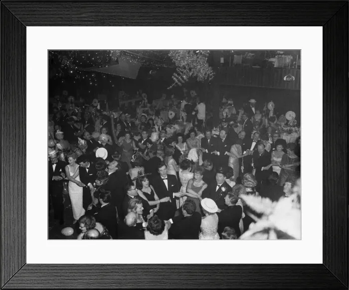 Framed Print : New Year Eve revellers sing Auld Lang Syne at the Leofric Hotel, Coventry. To see in 1964