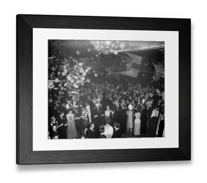 Framed Print : New Year Eve revellers sing Auld Lang Syne at the Leofric Hotel, Coventry Framed Print : New Year Eve revellers sing Auld Lang Syne at the Leofric Hotel, Coventry