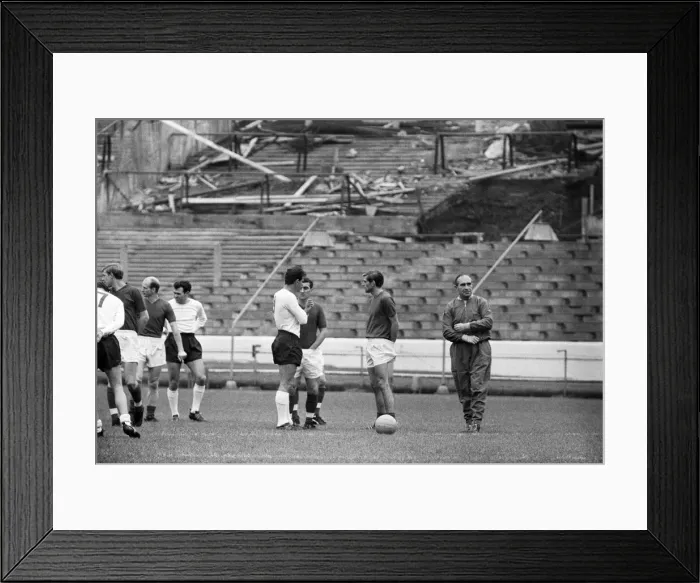 Framed Print : England team training session at Stamford Bridge ahead of their international friendly Framed Print : England team training session at Stamford Bridge ahead of their international friendly