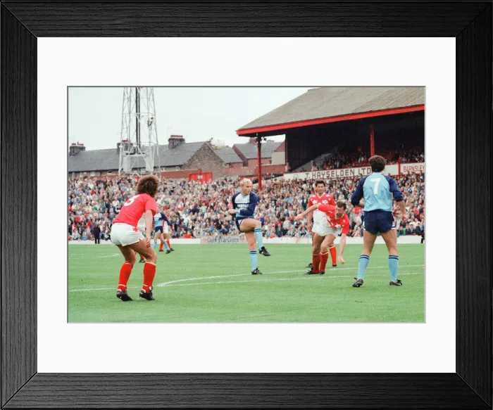Framed Print : Barnsley 1-1 Middlesbrough, Division Two league match at the Oakwell Ground