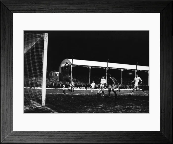 Framed Print : Darlington 2 -1 Middlesbrough FA Cup match held at Feethams. 8th January 1985 Framed Print : Darlington 2 -1 Middlesbrough FA Cup match held at Feethams. 8th January 1985