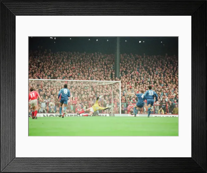 Framed Print : Middlesbrough 1-1 Manchester United, premier league match at Ayresome Park Framed Print : Middlesbrough 1-1 Manchester United, premier league match at Ayresome Park