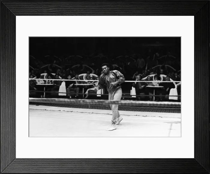 Framed Print : Muhammad Ali training ahead of his fight with Bugner in Las Vegas Framed Print : Muhammad Ali training ahead of his fight with Bugner in Las Vegas
