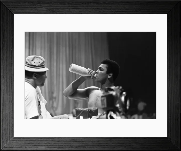 Framed Print : Muhammad Ali training ahead of his fight with Bugner in Las Vegas Framed Print : Muhammad Ali training ahead of his fight with Bugner in Las Vegas