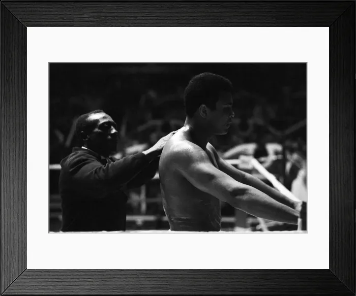 Framed Print : Muhammad Ali training ahead of his fight with Bugner in Las Vegas Framed Print : Muhammad Ali training ahead of his fight with Bugner in Las Vegas