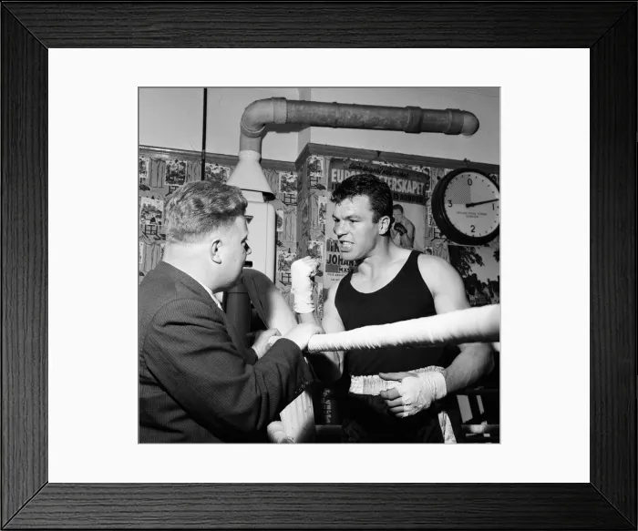 Framed Print : Boxer Dick Richardson talks to sports writer Sam Leitch. 3rd September 1961 Framed Print : Boxer Dick Richardson talks to sports writer Sam Leitch. 3rd September 1961