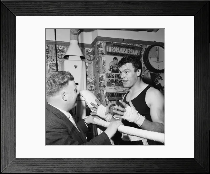 Framed Print : Boxer Dick Richardson talks to sports writer Sam Leitch. 3rd September 1961 Framed Print : Boxer Dick Richardson talks to sports writer Sam Leitch. 3rd September 1961
