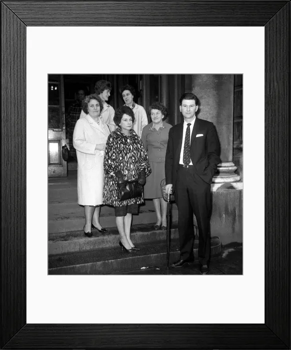 Framed Print : Peter Griffiths April 1965 with local housewives in Smethwick