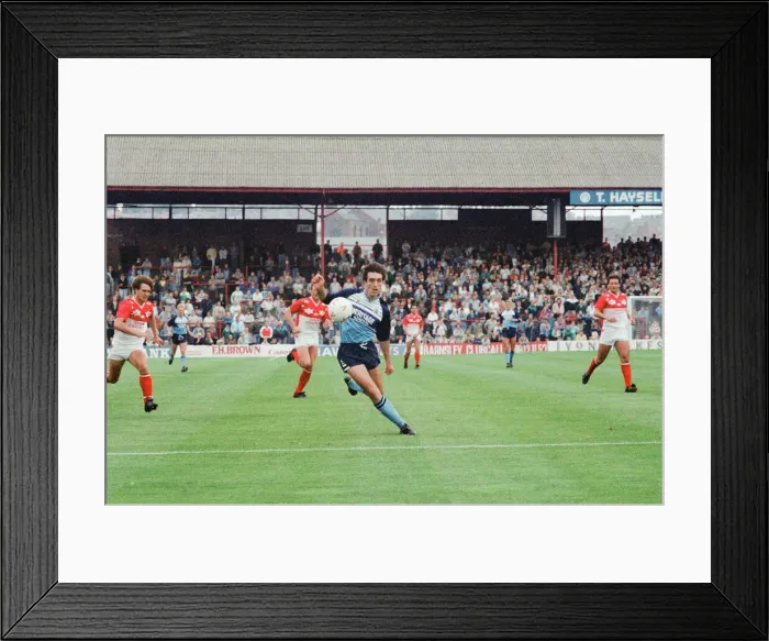Framed Print : Barnsley 1-1 Middlesbrough, Division Two league match at the Oakwell Ground Framed Print : Barnsley 1-1 Middlesbrough, Division Two league match at the Oakwell Ground